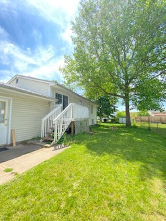 Building Photo - 3 Bedroom Home Available in Elkhart!