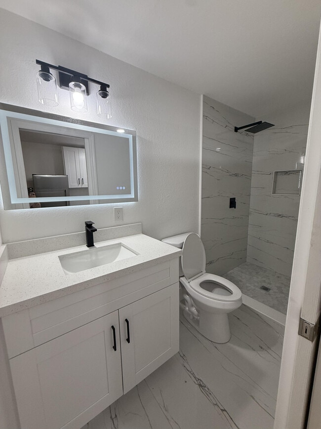 Building Photo - 726 S 11th St