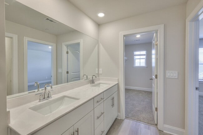 Building Photo - New Townhome- Heart of Gallatin