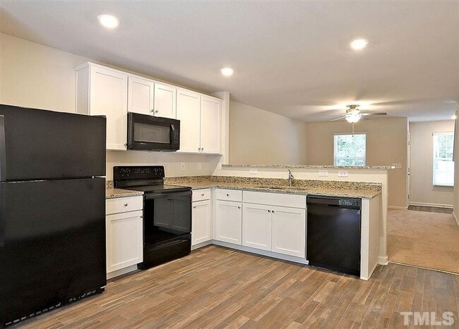 Building Photo - 2 Bedroom Townhome Available June 2026!