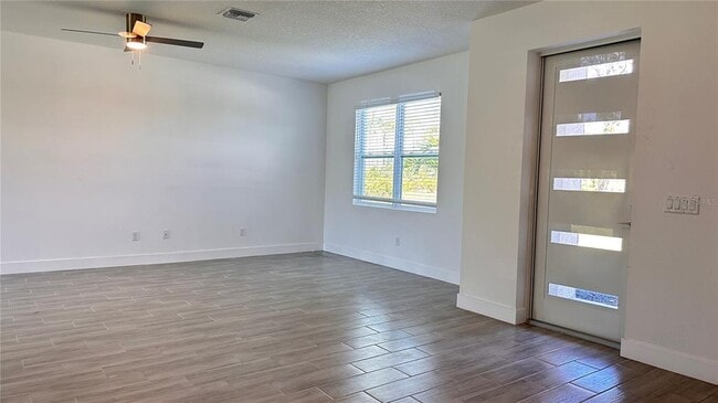 Building Photo - 488 Sunset Rd N