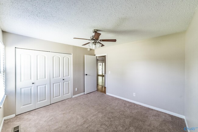 Building Photo - 2107 Edinburgh Dr SW