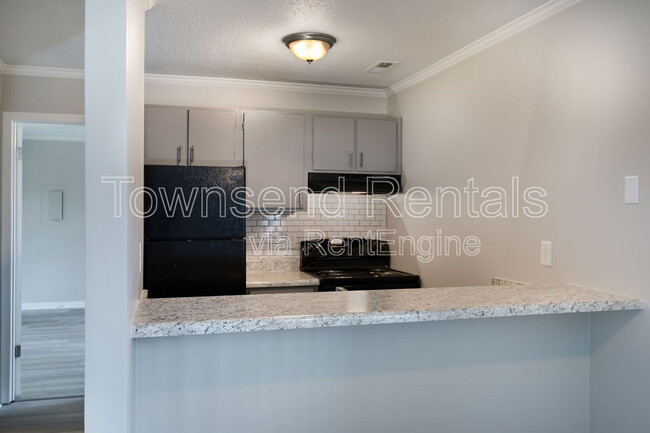 Building Photo - 5858 Century Oaks Dr