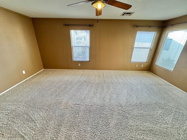 Building Photo - Beautiful 3 bedroom/2.5 bath home in great neighborhood