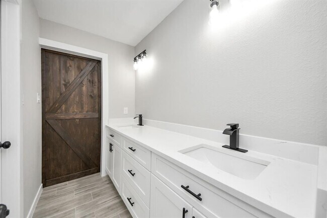 Building Photo - 14810 Scotter Dr