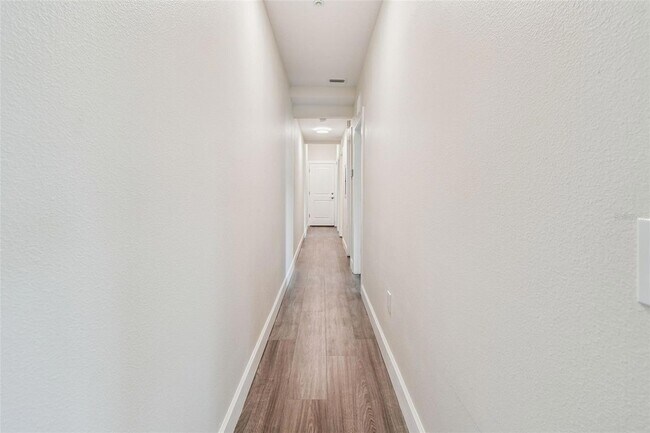 Building Photo - 650 E Tarpon Ave