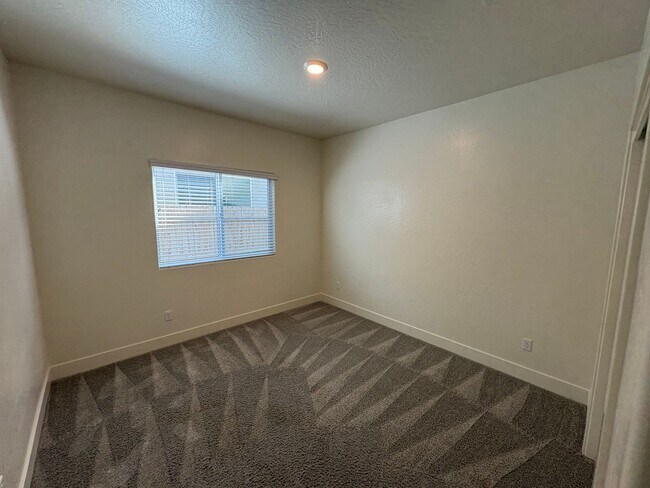Building Photo - 113 E Tyler Ave