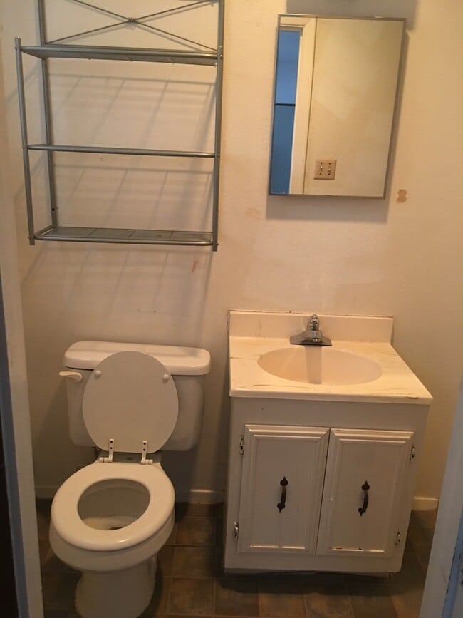 Building Photo - GREAT BRICK HOME ON LARGE LOT