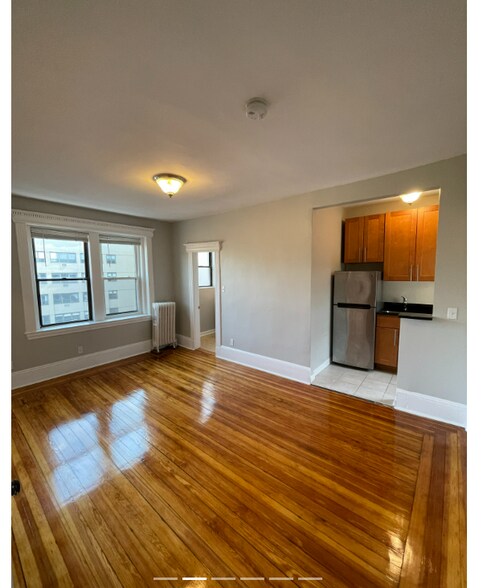 Building Photo - 65 Burbank St