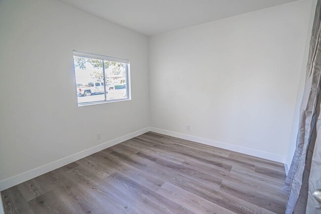 Building Photo - 3-Bedroom Home with Dog Run and Private Yard in Santa Clarita!