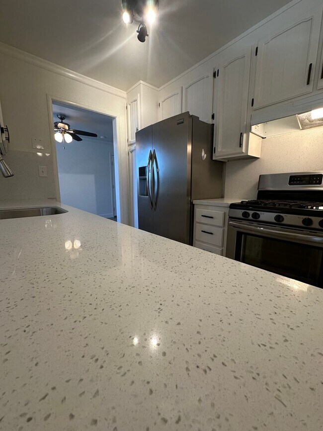 Building Photo - Charming & Cheery 3-Bedroom 2bathroom home...