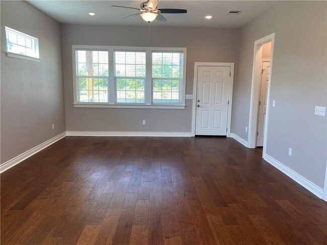 Building Photo - 606 W 1st St