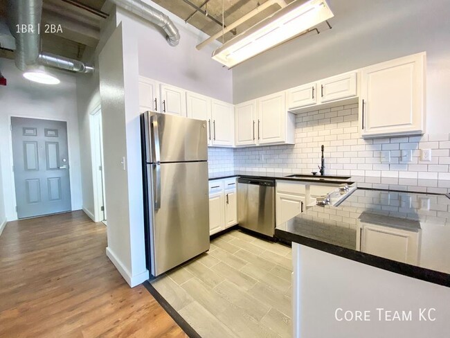 Building Photo - Renovated 1 Bed + Bonus Room in Downtown!