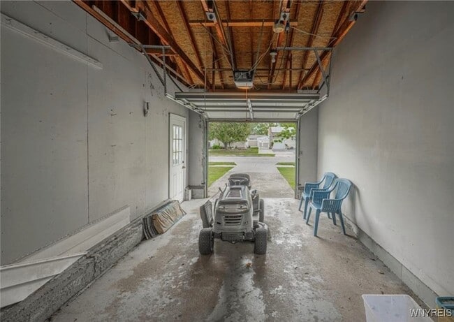 Building Photo - 1088 98th St