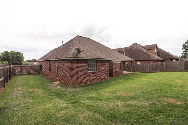 Building Photo - New vinyl plank in bedrooms, hall, new paint, new heat & air conditioning system 2025, large livi...