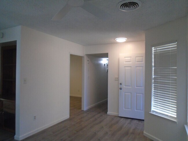 Building Photo - SW WITH OFFICE AND RV PARKING !!!!