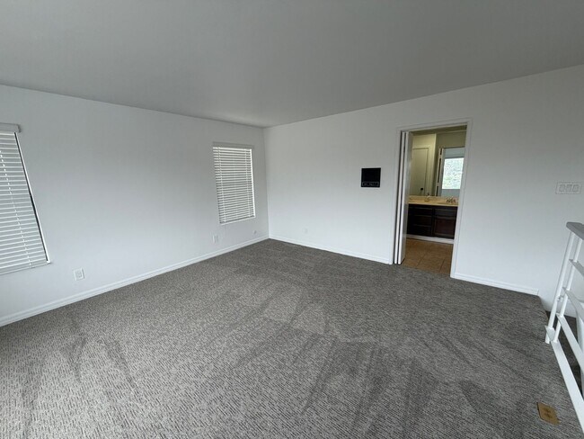 Building Photo - 3 bedroom house with amazing views