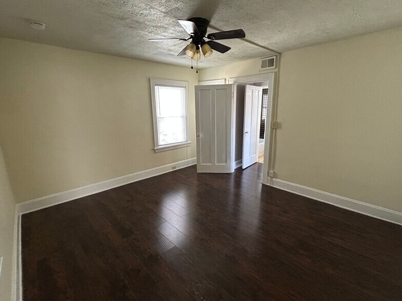 Building Photo - 1802 Lawn Ave