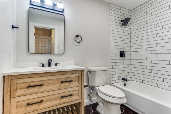 Building Photo - "Charming 3-Bedroom Home in Garland with 2 Full Baths and 1445 Sq Ft of Comfort!"