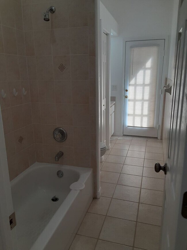 Building Photo - Move In Special