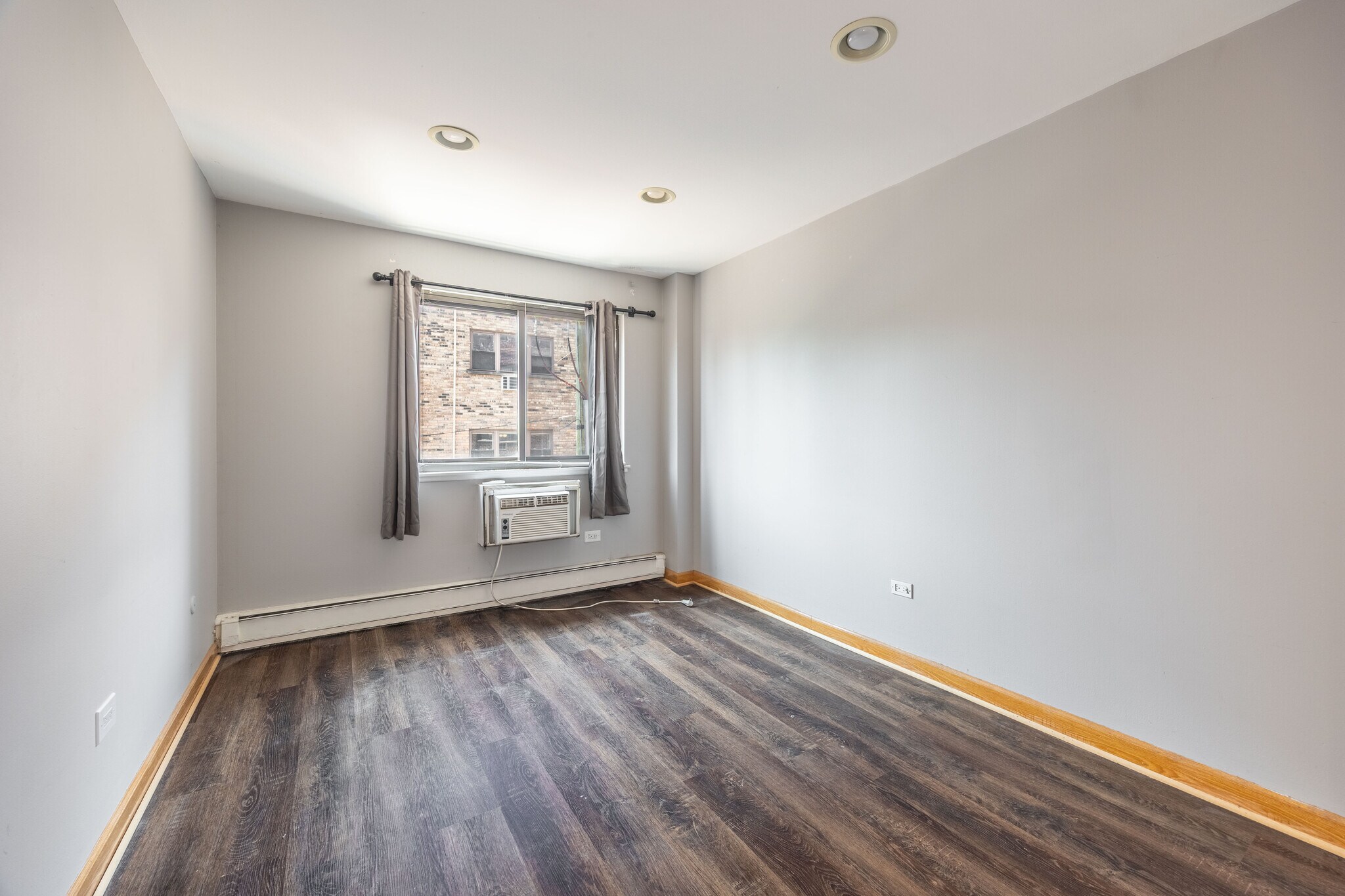 Building Photo - 607 W Wrightwood Ave