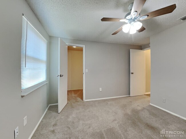 Building Photo - 1421 Rustling Oaks Dr