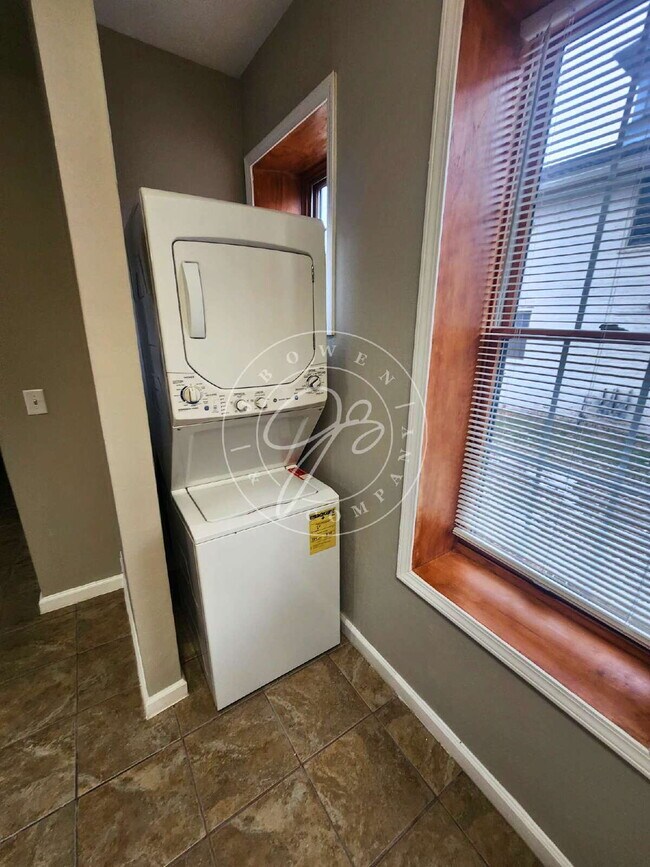 Building Photo - "Charming 1-Bedroom Duplex in Toledo's Vibrant North Huron Neighborhood!"