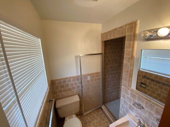 Building Photo - Lovely Brick Home in NW OKC near Lake Hefner