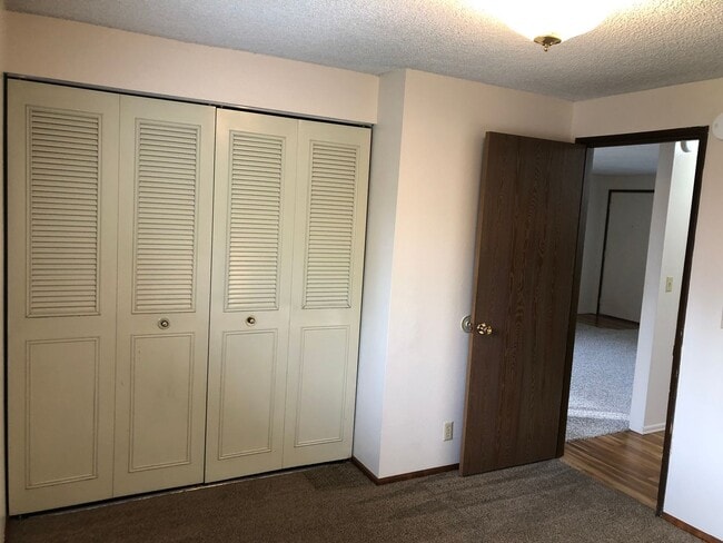 Building Photo - Great 2 bedroom 1 bathroom duplex in Springfield! MOVE IN SPECIAL!