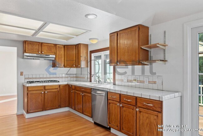 Building Photo - 920 Belmont Way