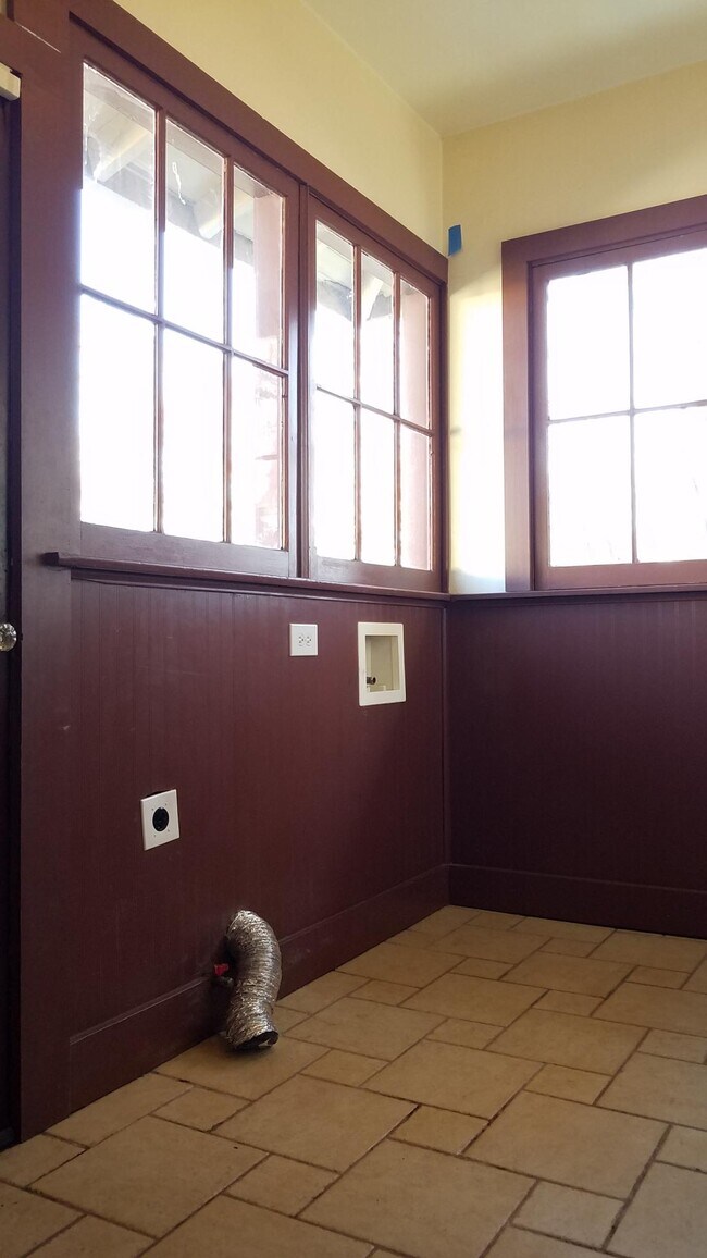 Building Photo - 515 5th St