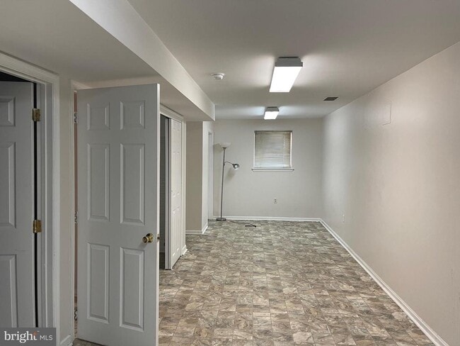 Building Photo - 33 Versailles Ct