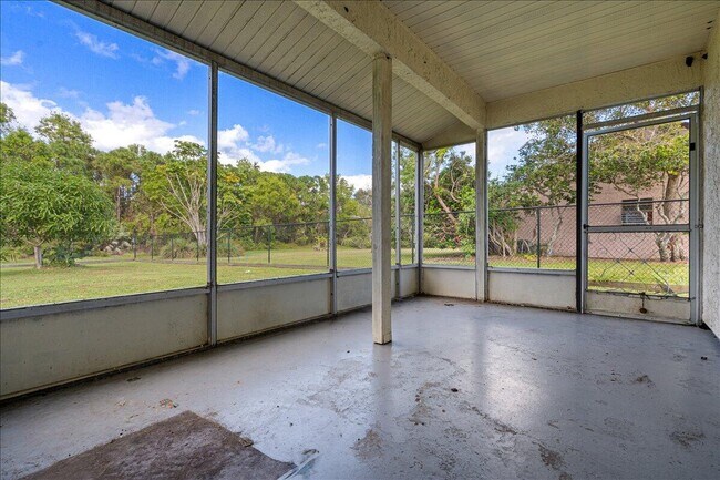Building Photo - 1433 SE North Balcourt Ct