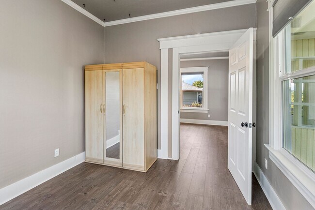 Building Photo - Updated 3-Bed Retreat on a Quiet Street – ...