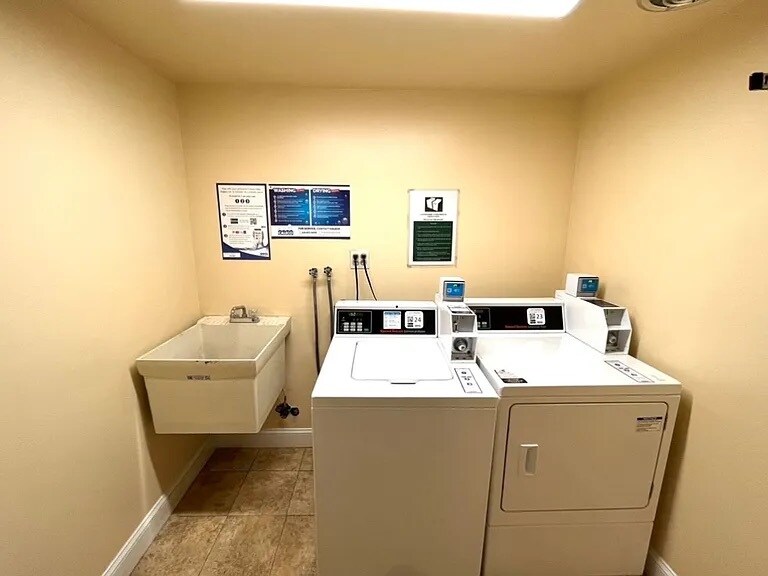 Building Photo - 429 Drummers Ln