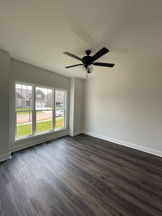 Building Photo - 6 bedroom/3 Baths + Bonus room!  Backs up ...