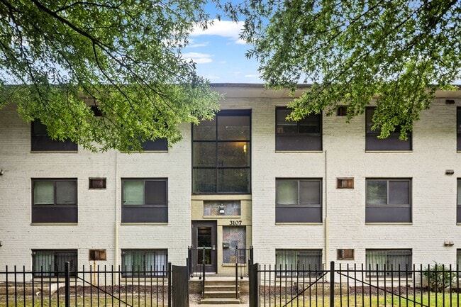 Building Photo - Newly Renovated Two Bedroom Condo! Parking!