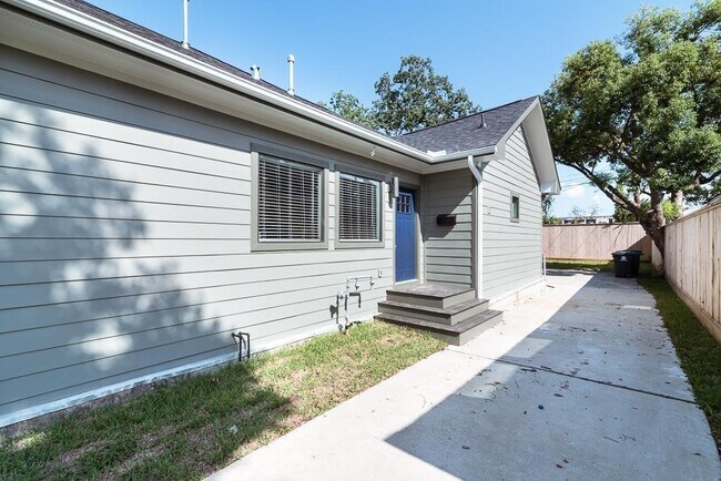 Building Photo - 1919 Lombardy St