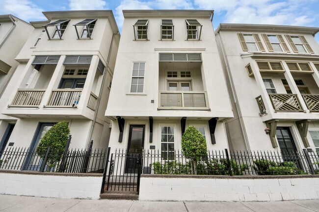 Building Photo - 210 E 28th St
