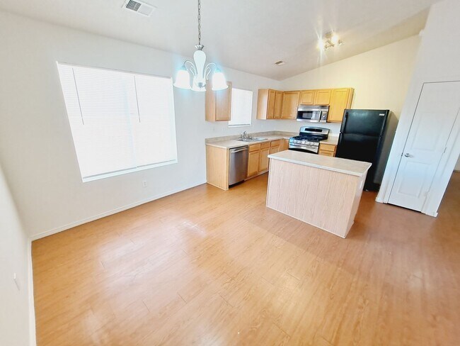 Building Photo - 3 bed 2 bath home in Huning Ranch!
