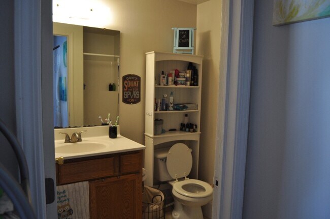 Building Photo - 204 Cherry St