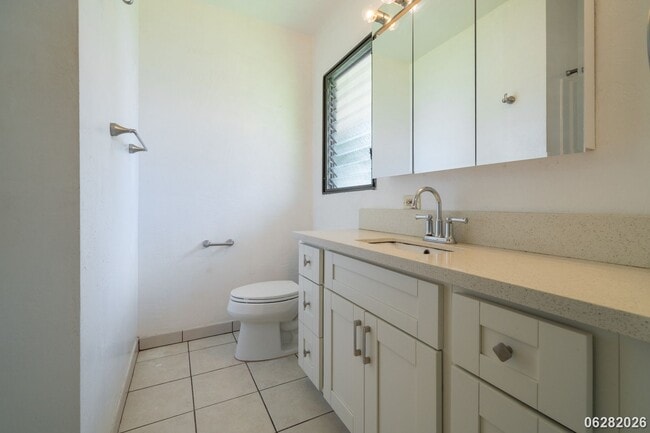 Building Photo - Rarely Available 3-bed/2.5-bath/2-parking Townhouse in Aiea