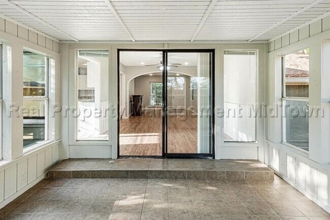 Building Photo - Charming home located in Ridglea North