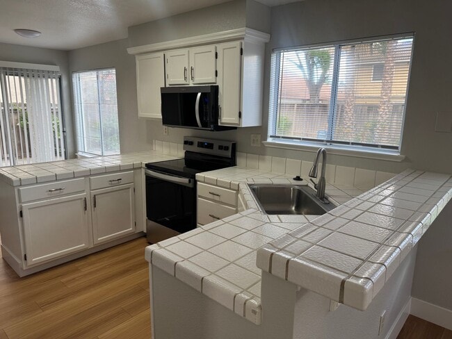 Building Photo - 2776 Woodmont Dr