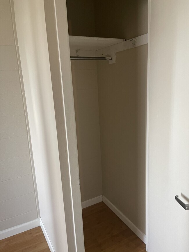 Building Photo - 425 Ena Rd