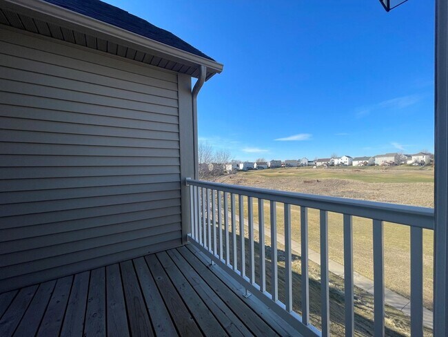 Building Photo - Town Home For Rent Bellevue!