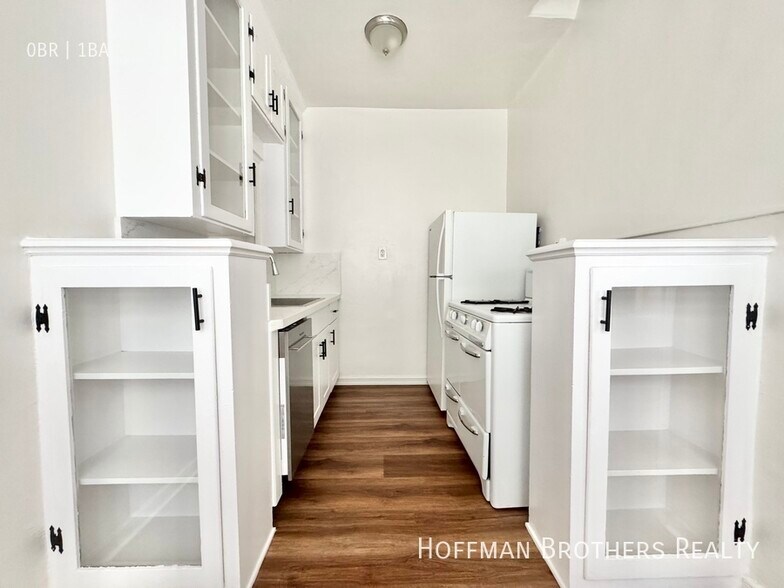 Building Photo - 800 N Las Palmas Ave