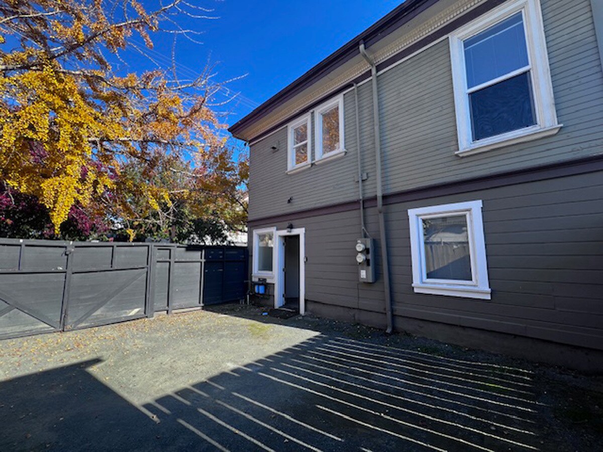 Building Photo - 1037 Peralta St