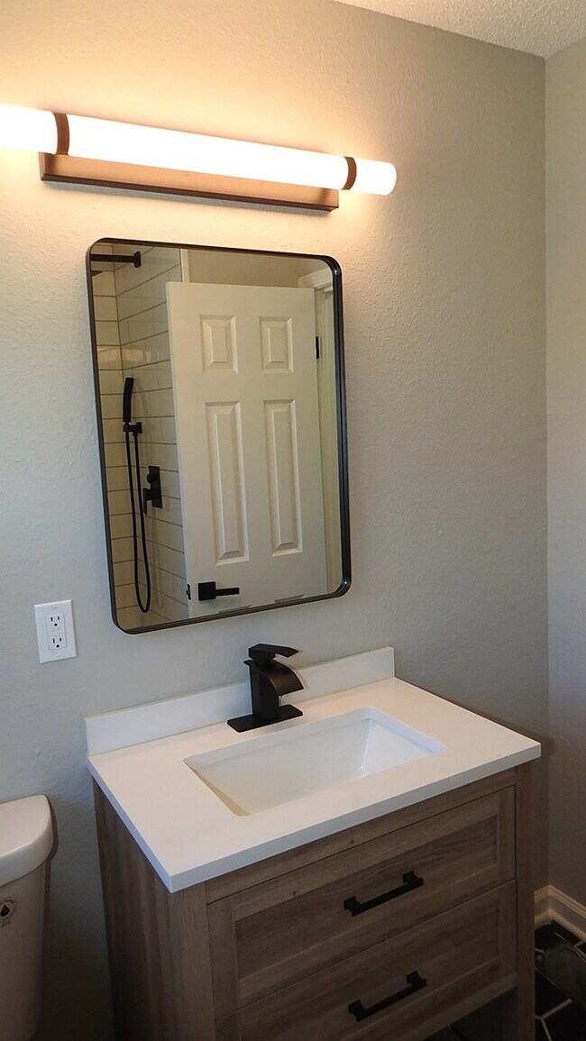 Building Photo - 3 bed 1 bath in Midtown KC