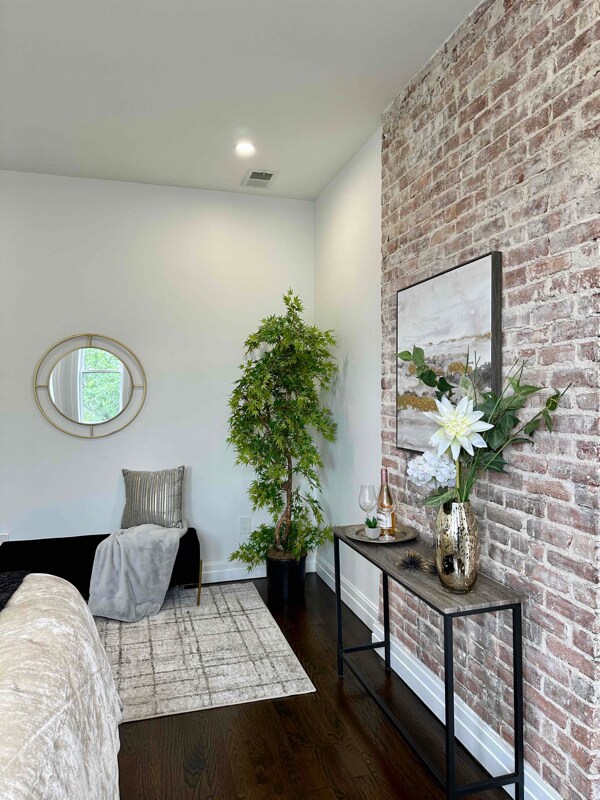 Building Photo - 2 Webster Ave